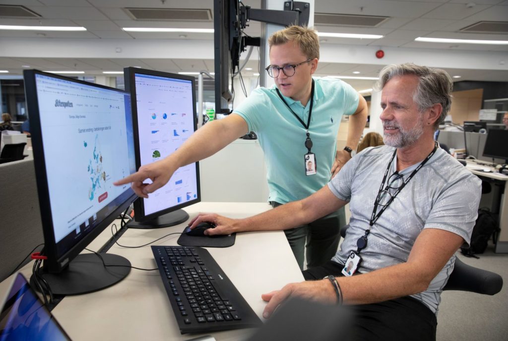 Journalist Øystein Langberg and Ronny Ruud in front of a computer
