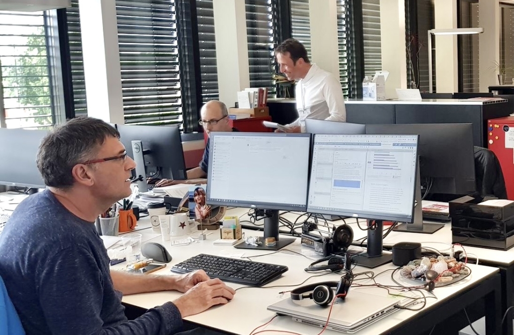 Photo of part of the Italian-language team at work at swissinfo.ch