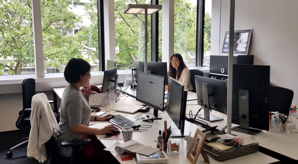 Photo of two members of the Japanese-language team at work on a Datawrapper chart